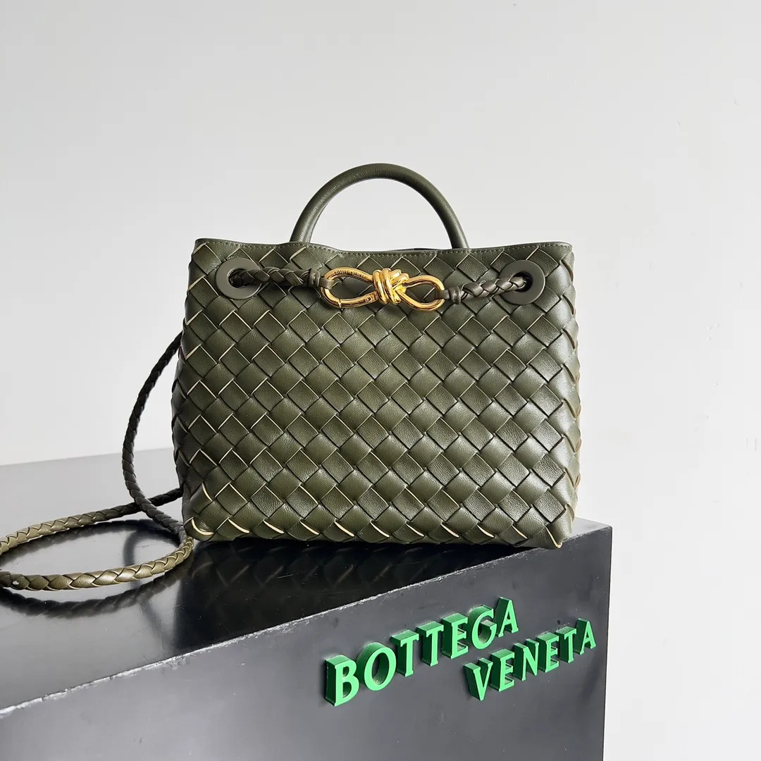 The 2023 new Andiamo batch of 1860 BV has been shipped‼ ️Really popular🔥The new Andiamo woven handbag launched by Bottega Veneta this season is really popular all over the world! ! Celebrities at home and abroad have worn it, and Oscar-winning actress Michelle Yeoh has taken it out on the street. Song Jia, Trai Yara, Yu Feihong, Sanji Ayaka, Rosie Hunting-Whiteley, Yoshioka Riho, etc. have all picked up this bag. It is classic and versatile, showing off its temperament, and the bag capacity is also large, which is very convenient for daily commuting! ! A variety of carrying methods, the shoulder straps can be adjusted by yourself, the original lambskin feels soft and delicate, and the neutral style is made to break gender boundaries and bring a more practical and longer-lasting use experience. Andiamo, which has both elegant and casual styles, perfectly interprets the true appearance of "fashionable old money style". Style number: 743568 Size: 25*22*10.5cm